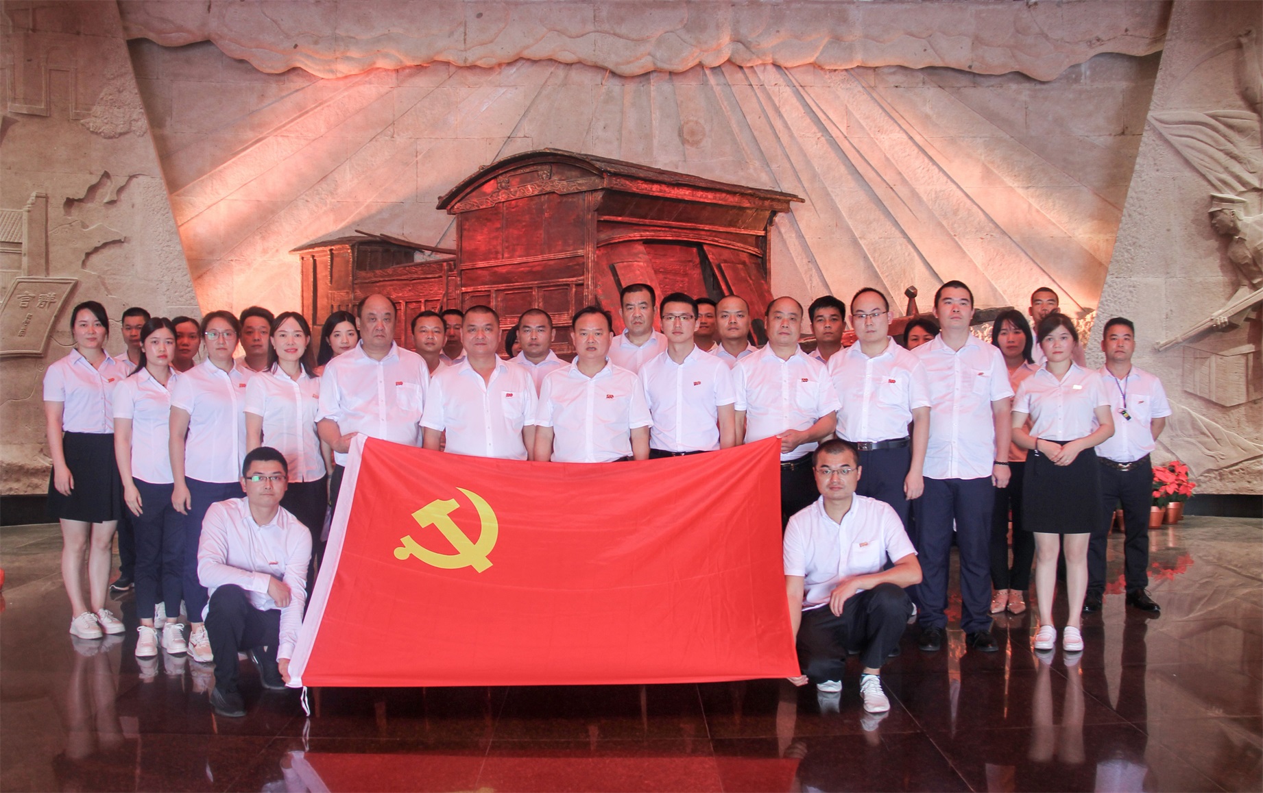 黨員們參觀紅色教育基地合影