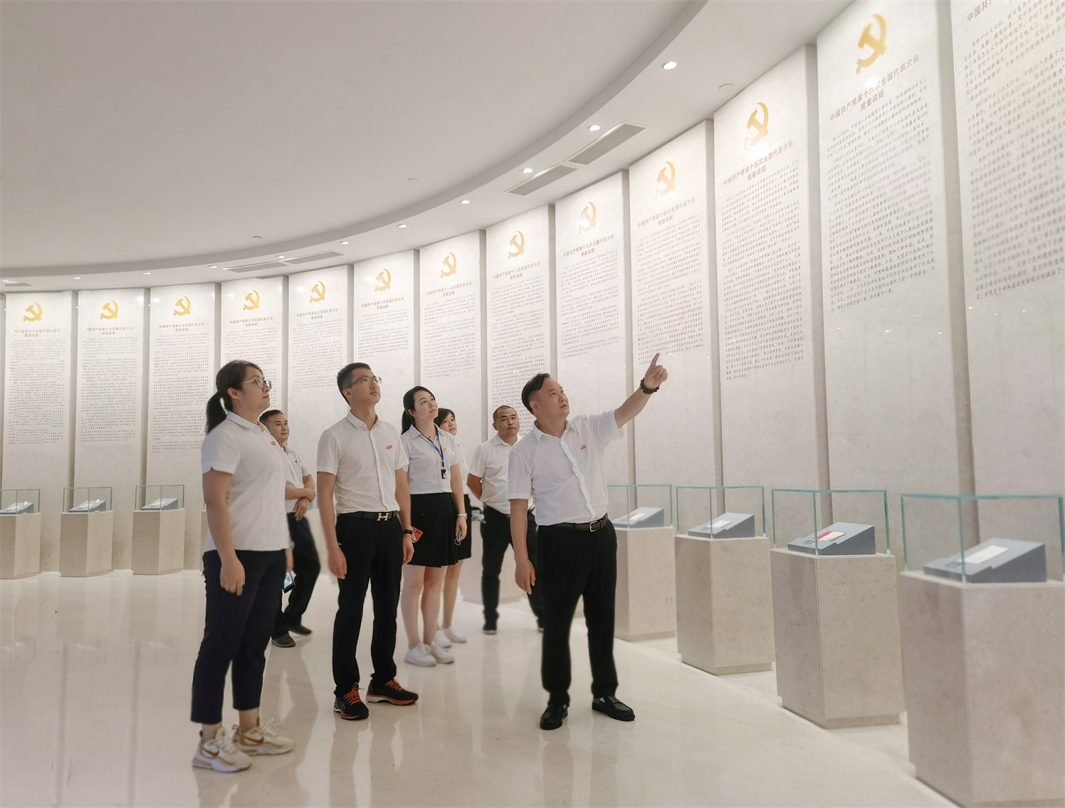 黨員們參觀紅色教育基地合影