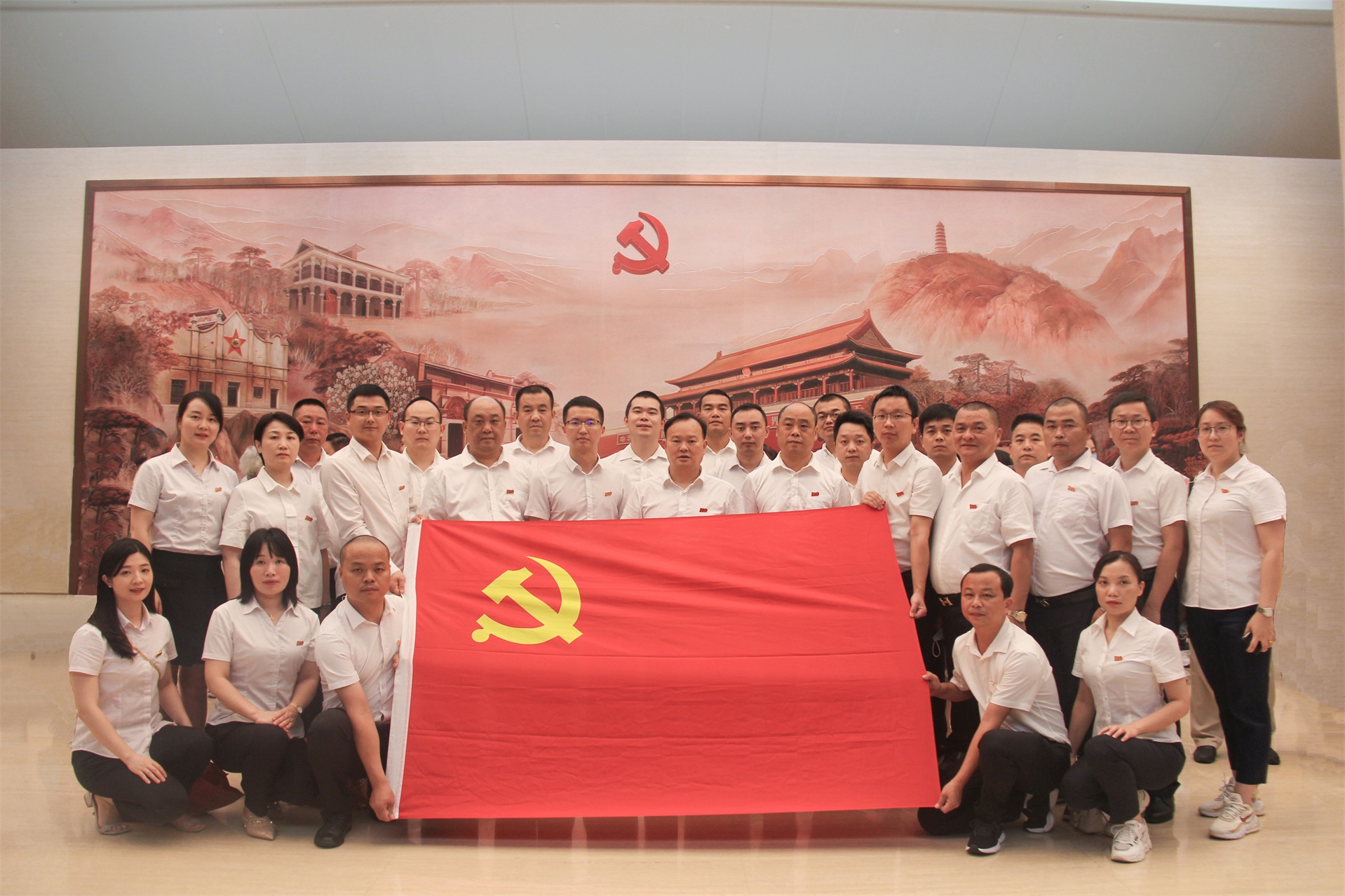 黨員們參觀紅色教育基地合影