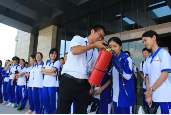 湖南望城縣雷鋒汽車運(yùn)輸有限公司,長沙城市交通,校車運(yùn)營,安保服務(wù),新能源科技