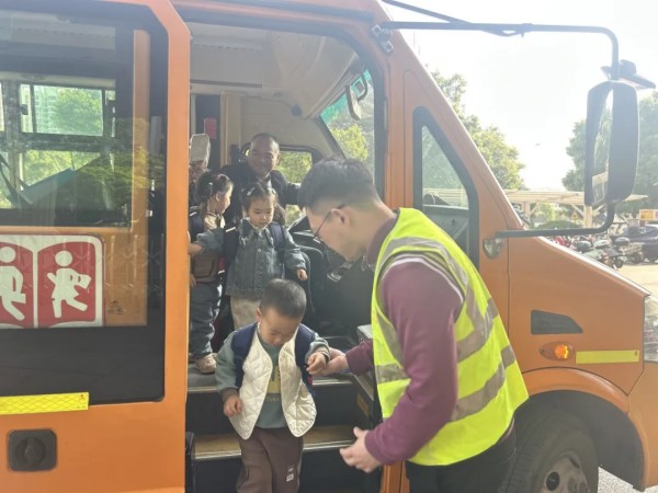 湖南駿達(dá)集團(tuán)有限公司,長(zhǎng)沙城市交通,校車運(yùn)營(yíng),安保服務(wù),新能源科技